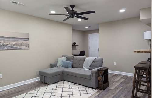 Paw Creek Apartamento | 8 minutes to Whitewater Center. Cozy Modern Apartment