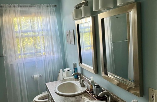 Cranston Casa | Simple, quiet, luxurious 3 floor house minutes from malls and airport