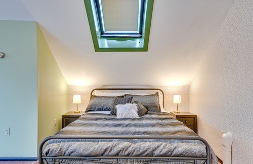 Bennington Apartamento | Charming Bennington Studio w/ Deck & Mountain View