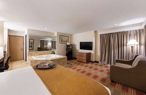 Hebron Casa | Perfect for I-70 Travelers: Stay with Indoor Pool, Hot Tub, and Free Breakfast