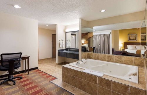 Hebron Casa | Perfect for I-70 Travelers: Stay with Indoor Pool, Hot Tub, and Free Breakfast