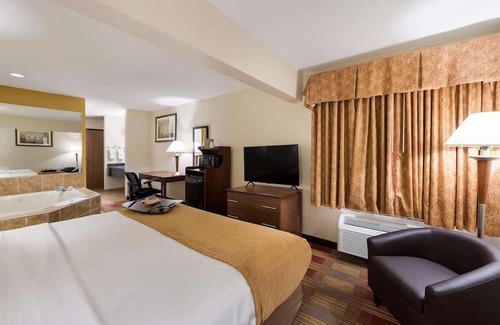 Hebron Casa | Ideal for I-70 Travelers: Modern Rooms w/ Smart TVs and Great Customer Service