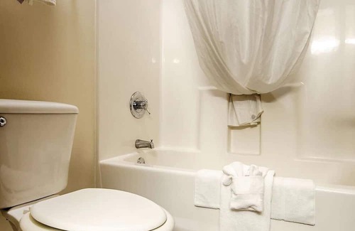 Hebron Casa | Ideal for I-70 Travelers: Modern Rooms w/ Smart TVs and Great Customer Service