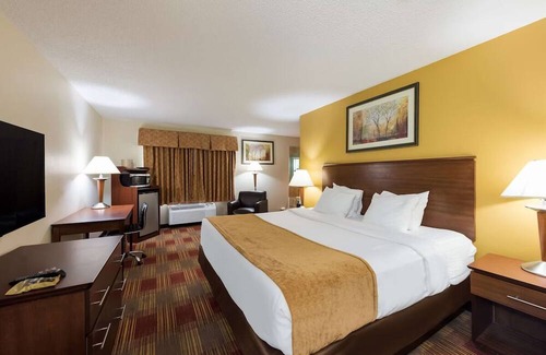 Hebron Casa | Easy I-70 Access, Your Home Away From Home With Hot Breakfast