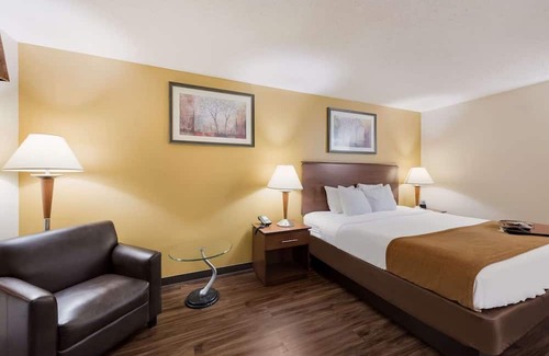 Hebron Casa | Close to I-70, Leisure Travelers' Delight, Heated Pool and All Modern Utilities