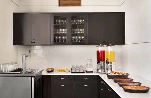 Spruce Hill Casa | Cozy Up in University City: Full Kitchen, Near Art & Franklin Institute! Parking
