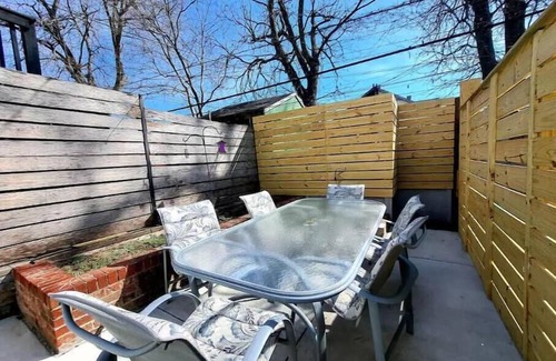 Hampden Casa | Hampden Townhouse Walkable/parking/JHU/backyard-patio