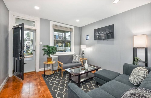 Hampden Casa | Hampden Townhouse Walkable/parking/JHU/backyard-patio