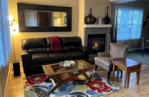 Golden Casa | Heart of Golden: 3BR with Garage