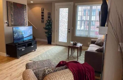 Golden Casa | Heart of Golden: 3BR with Garage
