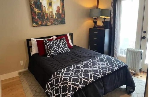 Golden Casa | Heart of Golden: 3BR with Garage