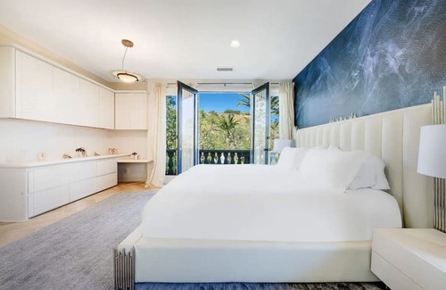 Malibu Casa | Spacious 7-bedroom house with WiFi, AC, fitness room in beautiful Malibu