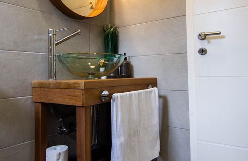 Komiza Apartamento | Cozy 1-bedroom apartment with AC, WiFi, parking, terrace view, laundry