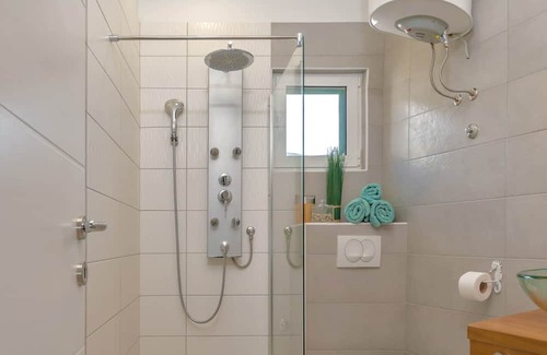 Komiza Apartamento | Cozy 1-bedroom apartment with AC, WiFi, parking, terrace view, laundry