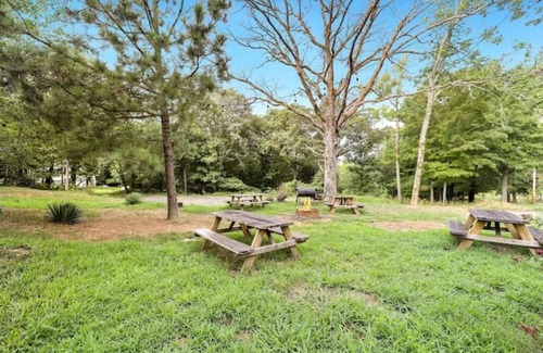 Mountainburg Casa | Bigfoot Hideout - Hotel amenities with a social vibe! Almasty room #3