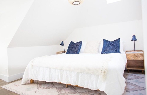 Fredericton Apartamento | Enjoy this beautiful new loft in downtown Fredericton. Close to amenities. Free parking on site.