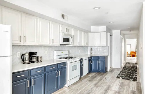 Union City Apartamento | Modern 5BR Oasis: 15 Mins to NYC