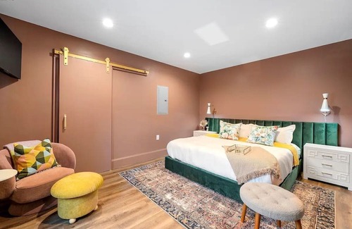 Stone Mountain Historic Village Apartamento | 2 Downtown Boutique Suites; walk to Stone Mtn Park