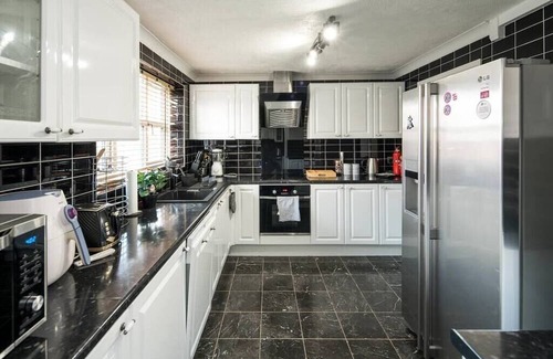 Thamesmead Casa | Orchard House: 4 Bed/3 Bath in Thamesmead