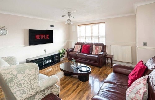 Thamesmead Casa | Orchard House: 4 Bed/3 Bath in Thamesmead