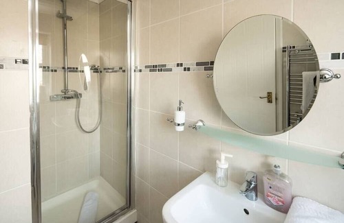 Thamesmead Casa | Orchard House: 4 Bed/3 Bath in Thamesmead