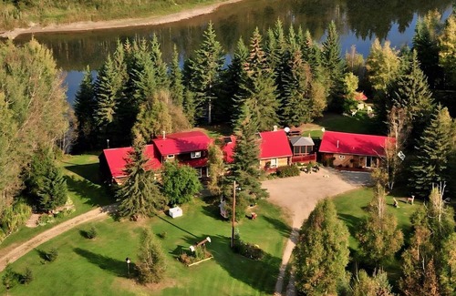 Central Alberta Cabina | Cozy Log Guesthouse with River Views