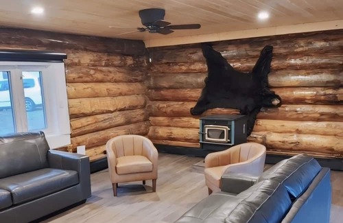 Central Alberta Cabina | Cozy Log Guesthouse with River Views