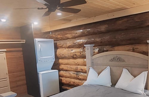 Central Alberta Cabina | Cozy Log Guesthouse with River Views