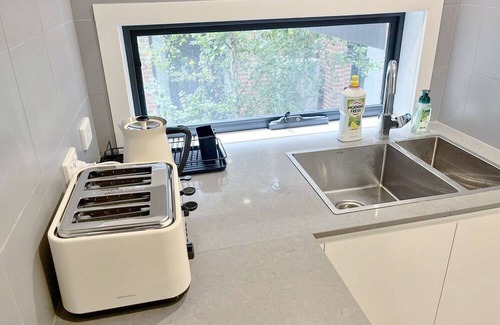 Braddon Casa | Cozy 2-bedroom townhome with AC and WiFi in charming Braddon