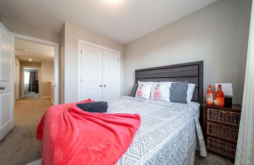 West Edmonton Casa | 3BDRM Home, 5min to WEM/4min to River Cree Casino