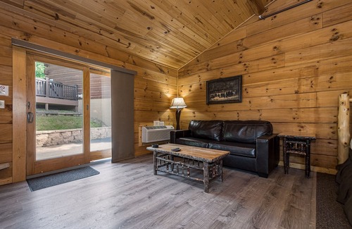 McHenry Cabina | Mountainside Cabin 47-Hot Tub, Dog Friendly