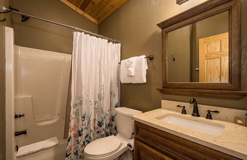 McHenry Cabina | Lakefront Cabin 3-Hot Tub, Dog Friendly
