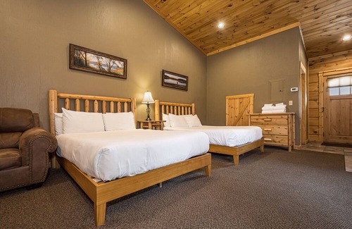 McHenry Cabina | Lakefront Cabin 3-Hot Tub, Dog Friendly