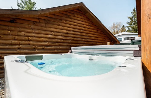 McHenry Cabina | Lakefront Cabin 3-Hot Tub, Dog Friendly