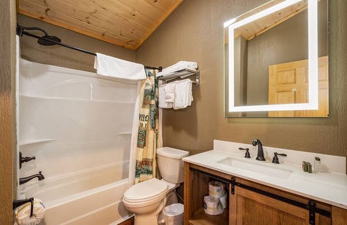 McHenry Cabina | Grandview Cabin Suite 24-Hot Tub