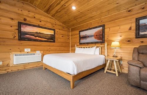 McHenry Cabina | Grandview Cabin Suite 27-Hot Tub, Dog Friendly