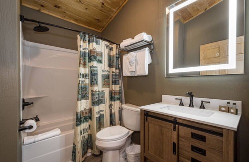 McHenry Cabina | Grandview Cabin Suite 27-Hot Tub, Dog Friendly
