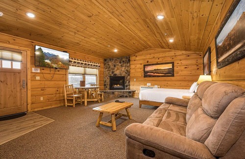 McHenry Cabina | Grandview Cabin Suite 27-Hot Tub, Dog Friendly