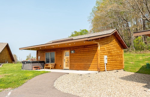 McHenry Cabina | Grandview Cabin Suite 27-Hot Tub, Dog Friendly