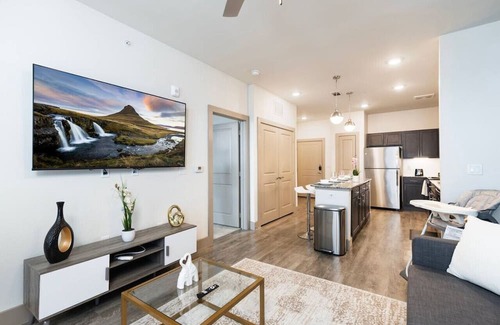 Lewisville Apartamento | Luxurious Lakeside Retreat: 1BD Pool & Gym
