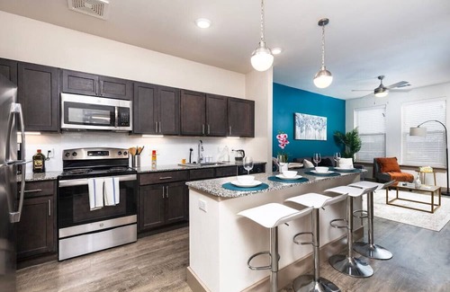 Lewisville Apartamento | Luxurious Lakeside Retreat: 1BD Pool & Gym