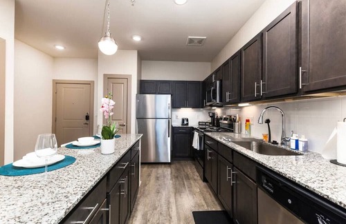Lewisville Apartamento | Luxurious Lakeside Retreat: 1BD Pool & Gym