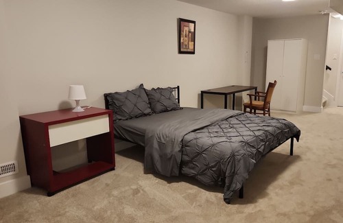 Ottawa Division Apartamento | Bright Basement Oasis with Private Bath/Self Check-In & Wifi & Parking in Kanata
