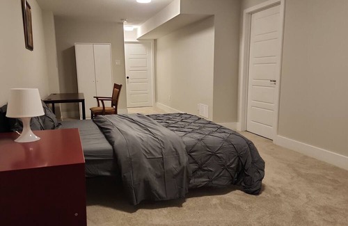 Ottawa Division Apartamento | Bright Basement Oasis with Private Bath/Self Check-In & Wifi & Parking in Kanata