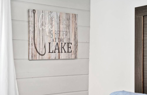 Houghton Lake Casa | Updated Room #1 - 1 King Bed, Couch, All New Furnishings, Fast WiFi!