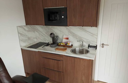 Enniskillen Cabina | LakEscape -- Luxury Waterfront Self Catering Cabin - ROMA