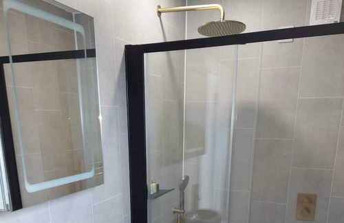 Enniskillen Cabina | LakEscape -- Luxury Waterfront Self Catering Cabin - ROMA