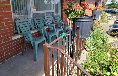 Malton Casa | SPACIOUS, INDEPENDENT ONE BEDROOM SUITE 10 MINUTES FROM THE PEARSON AIRPORT.
