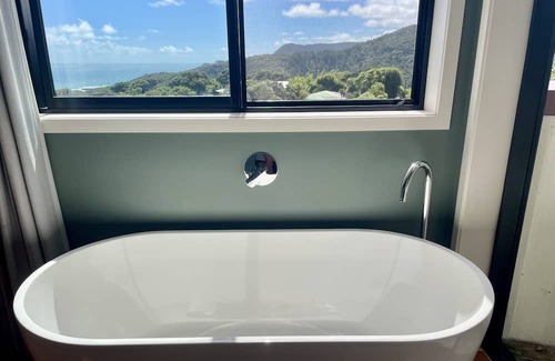 Piha Casa | Panoramic Views. Modern Batch. Walk to the beach.