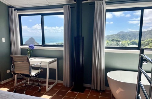 Piha Casa | Panoramic Views. Modern Batch. Walk to the beach.